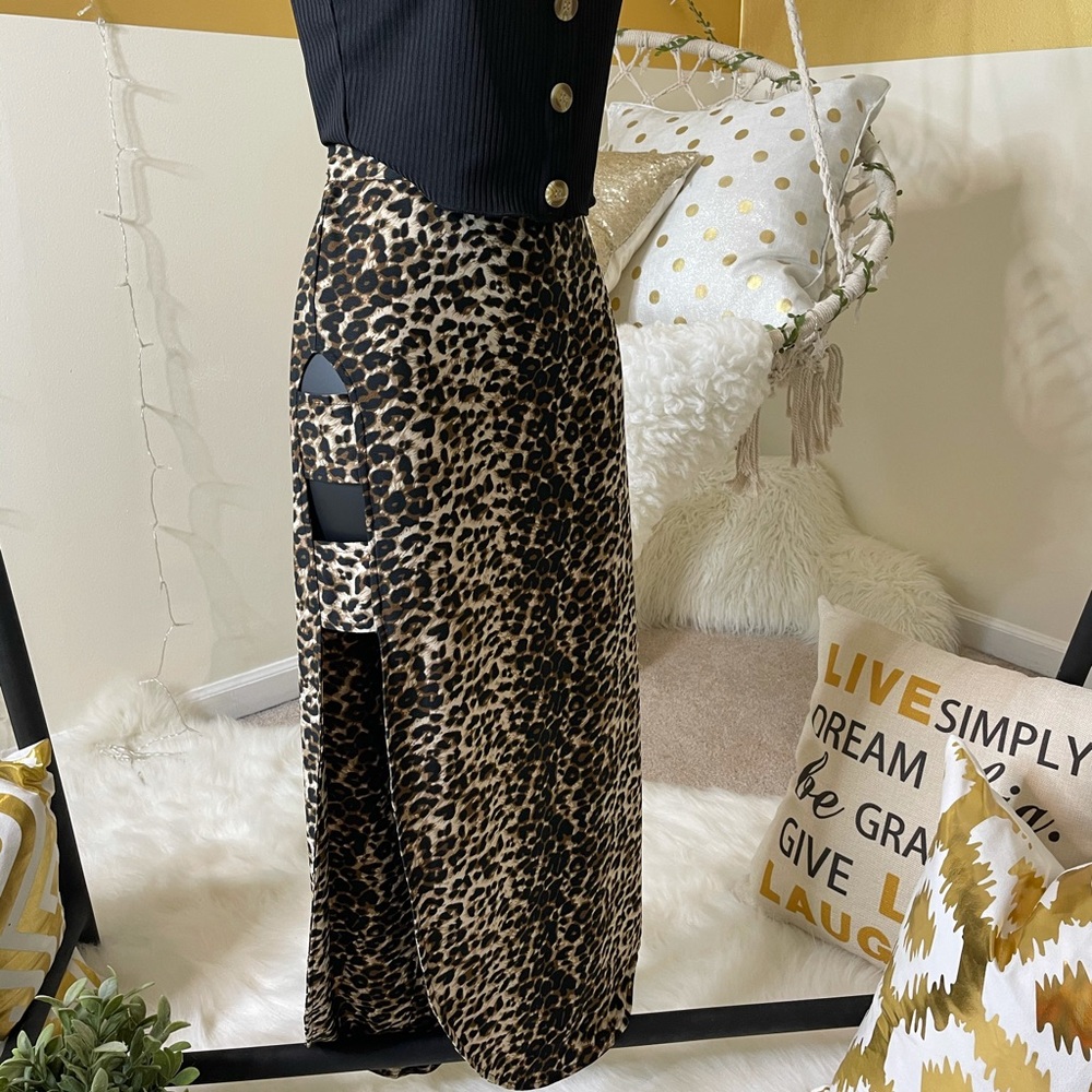 Leopard print side cut out skirt with high splits